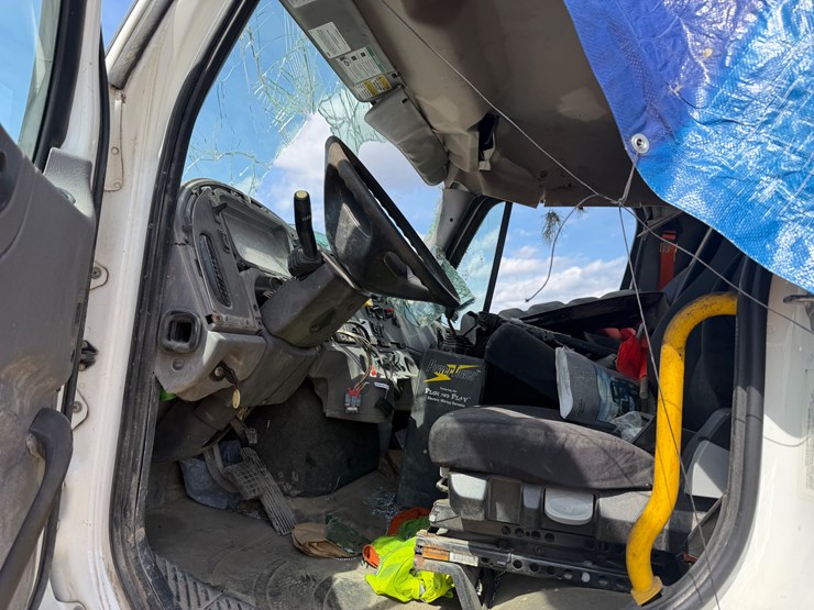 2023-freightliner-114sd-image-9