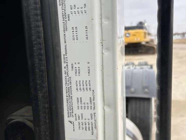 2019-mack-granite-64ft-image-29