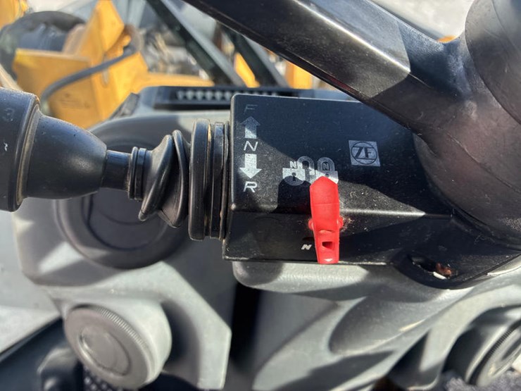 2011-deere-544k-image-61