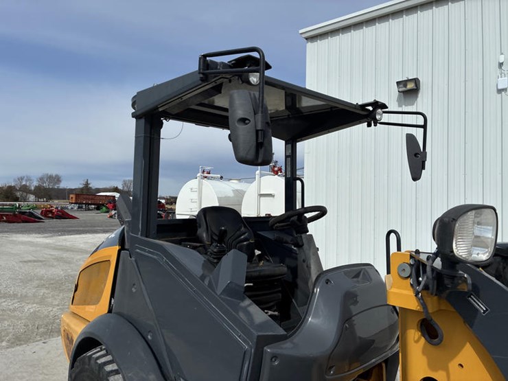 2021-deere-204l-image-23