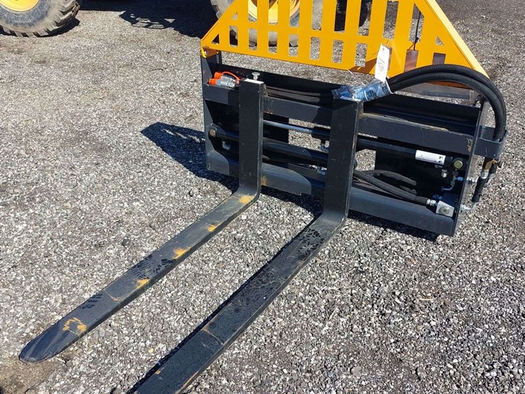 wolverine-skid-steer-hydraulic-adjustable-pallet-forks-image-2