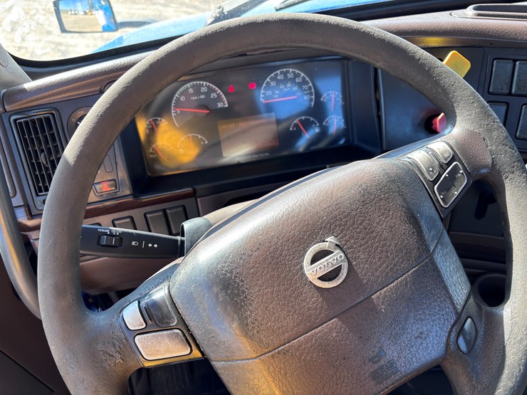 2015-volvo-vnl42t300-image-15