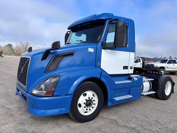 #223-•-2014-volvo-image-1