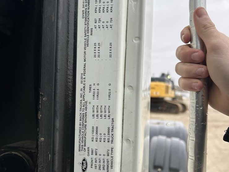 2017-mack-granite-gu713-image-22