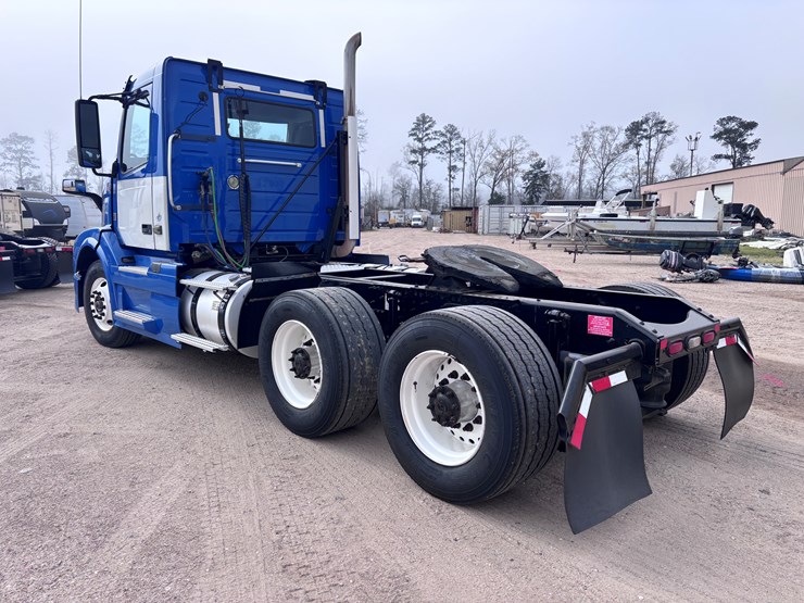 #210-•-2015-volvo-image-5