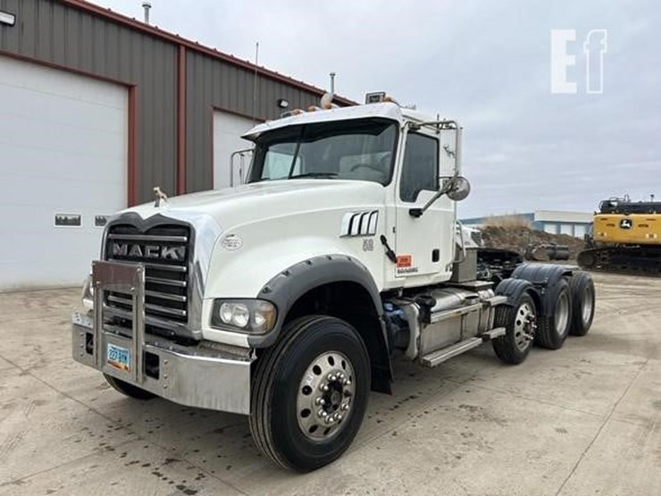 2017-mack-granite-gu713-image-1