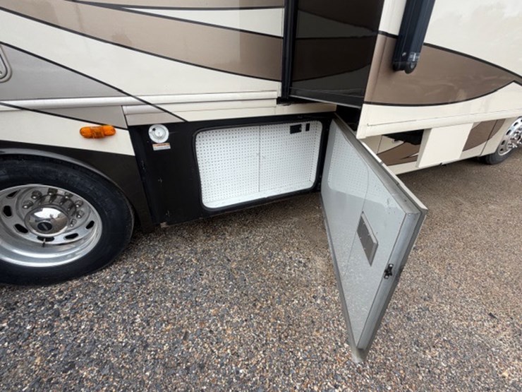 #1339-•-2011-fleetwood-36j-discovery-rv-/-motorhome-image-76