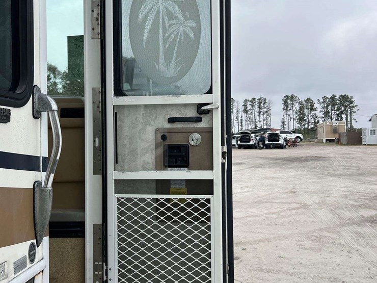 2005-freightliner-tropi-cal-t396-39ft.-class-a-motorhome-image-10