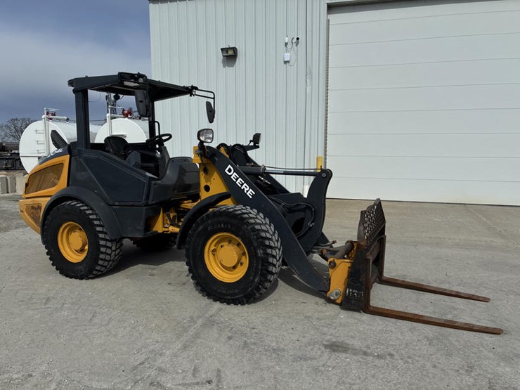 2021-deere-204l-image-1