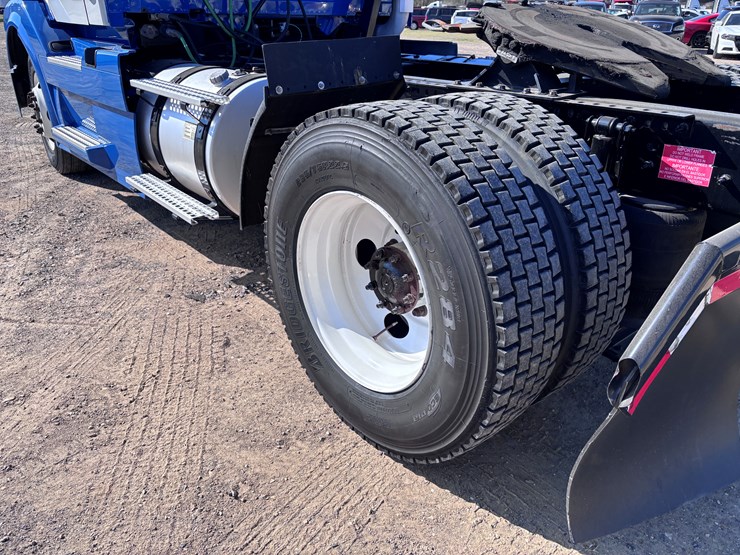 2015-volvo-vnl42t300-image-6