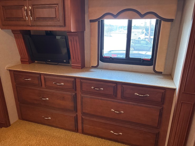 #1339-•-2011-fleetwood-36j-discovery-rv-/-motorhome-image-25