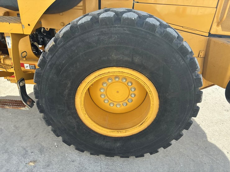 2011-deere-544k-image-51