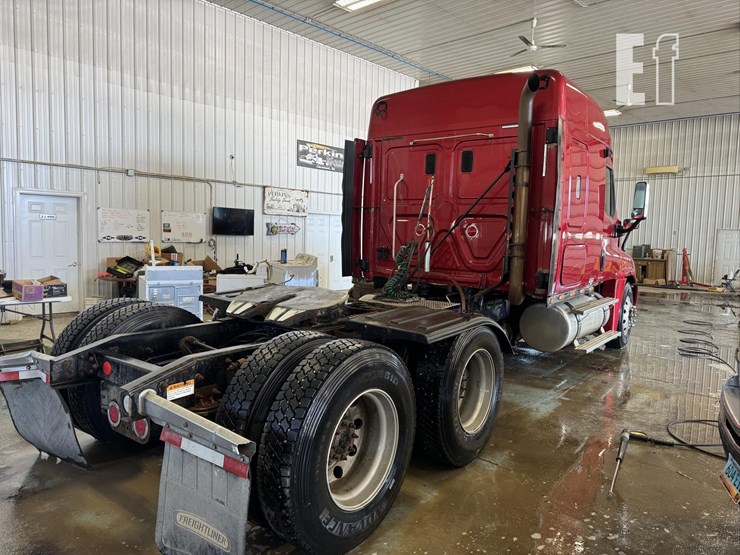 2010-2010-freightliner-cascadia-484-image-5