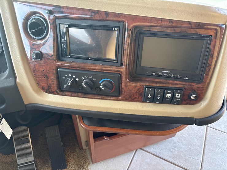 #1339-•-2011-fleetwood-36j-discovery-rv-/-motorhome-image-12