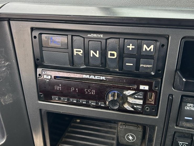 2019-mack-granite-64ft-image-37