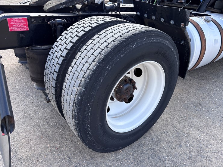 #223-•-2014-volvo-image-7