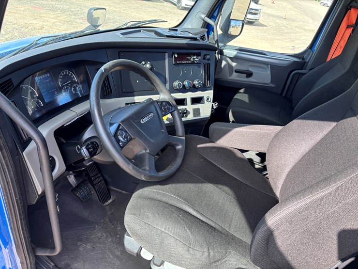 #205-•-2020-freightliner-cascadia-image-8