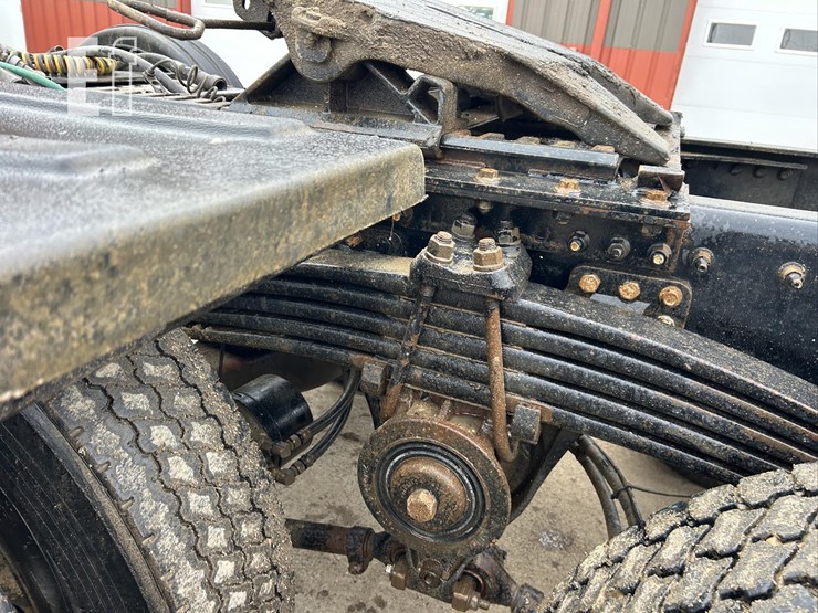 2017-mack-granite-gu713-image-77