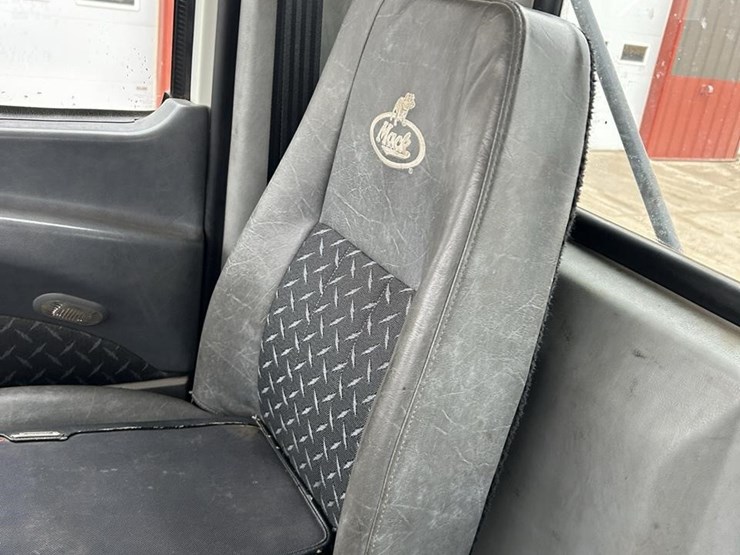 2017-mack-granite-gu713-image-34