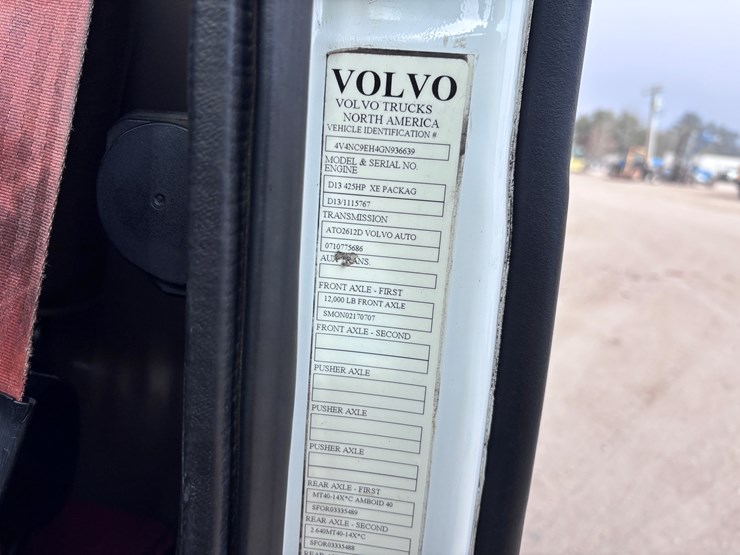 #210-•-2015-volvo-image-16