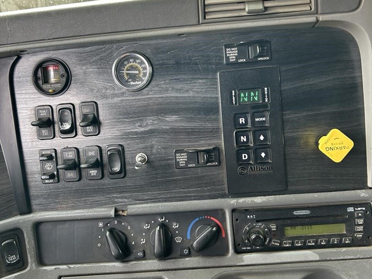 2007-freightliner-columbia-120-image-44