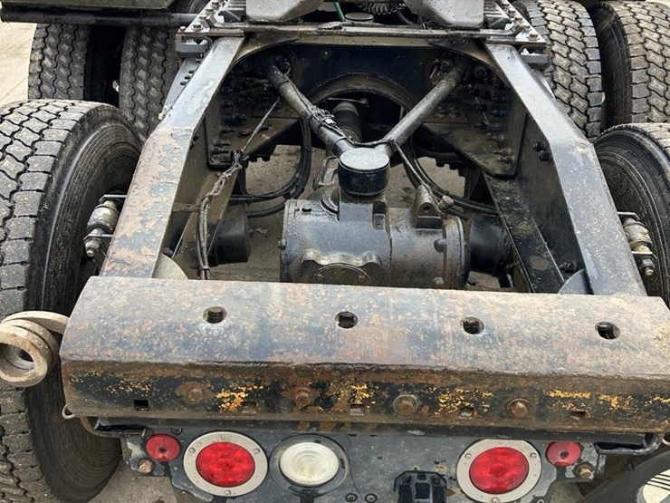 2017-mack-granite-gu713-image-70