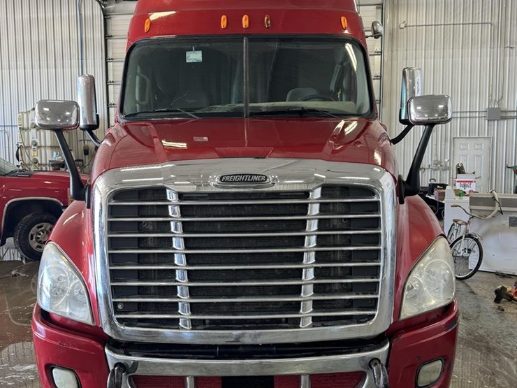 2010-2010-freightliner-cascadia-484-image-7