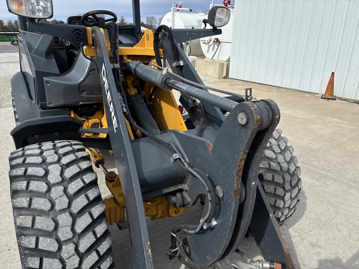 2021-deere-204l-image-17