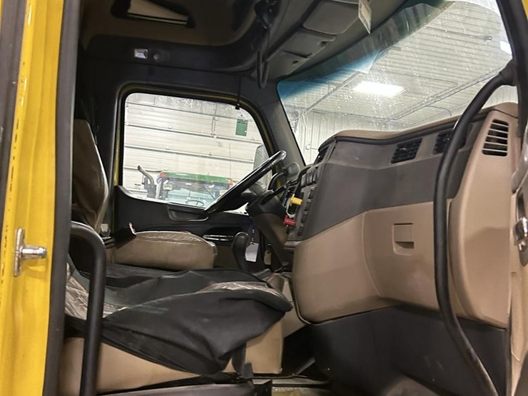 2015-peterbilt-579-image-26