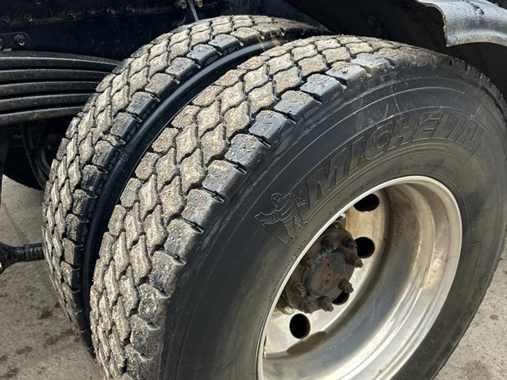 2017-mack-granite-gu713-image-61