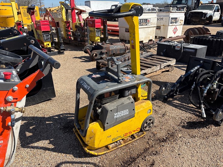 #2805-•-wacker-neuson-bpu2540-plate-compactor-image-1