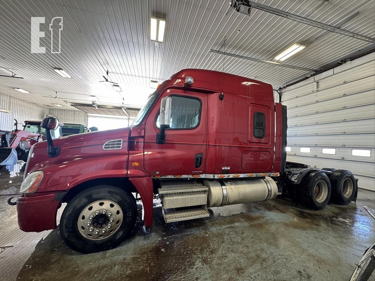 2010-2010-freightliner-cascadia-484-image-2