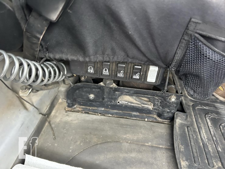 2019-mack-granite-64ft-image-57