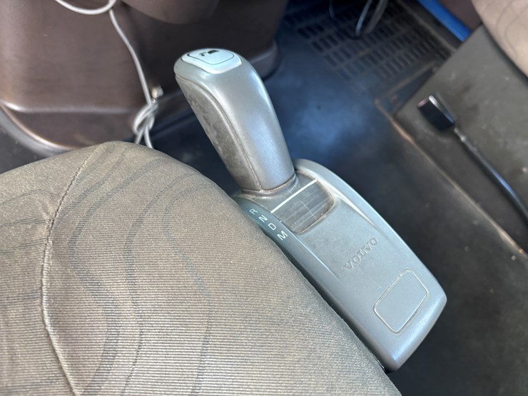 #223-•-2014-volvo-image-12