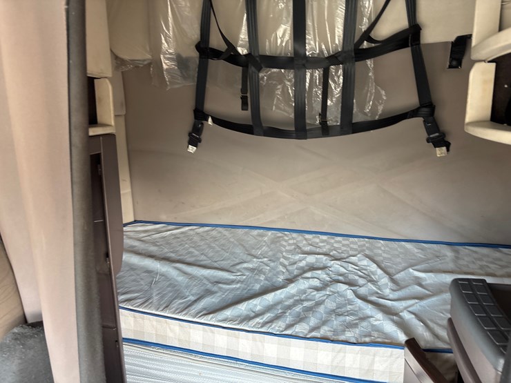 #228-•-2017-freightliner-image-8