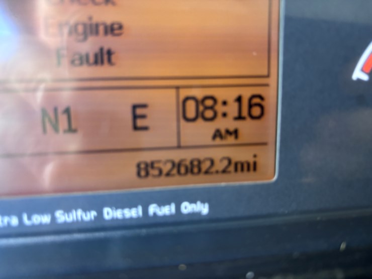 #223-•-2014-volvo-image-16