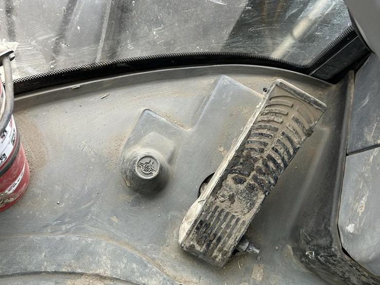 2019-case-721g-image-56