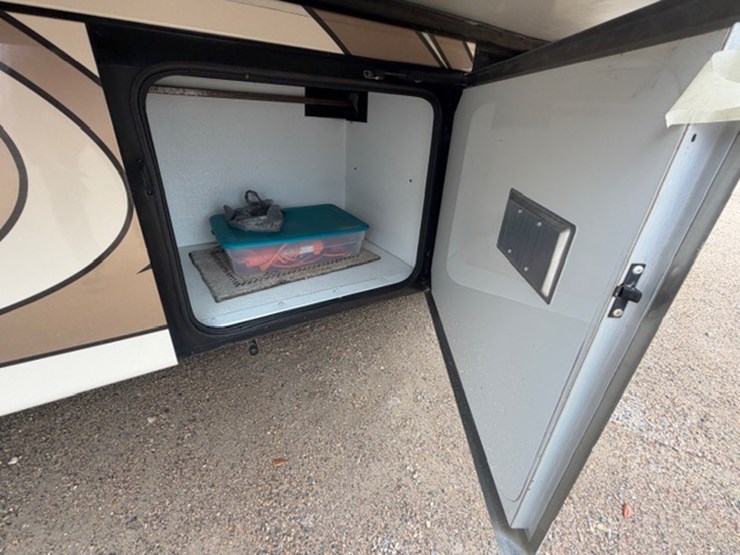 #1339-•-2011-fleetwood-36j-discovery-rv-/-motorhome-image-82