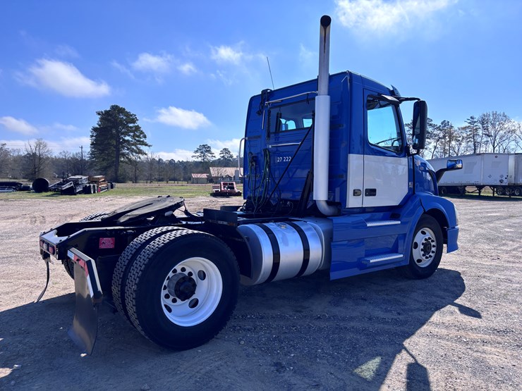 2015-volvo-vnl42t300-image-3