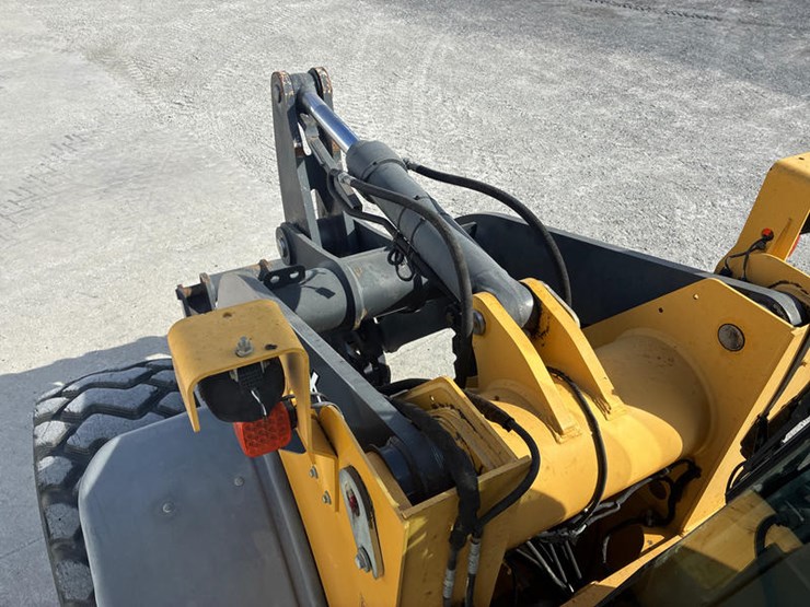 2011-deere-544k-image-53
