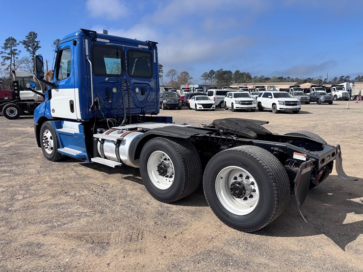 #205-•-2020-freightliner-cascadia-image-4