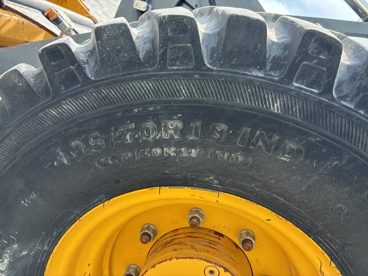 2021-deere-204l-image-40