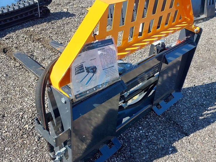 wolverine-skid-steer-hydraulic-adjustable-pallet-forks-image-4