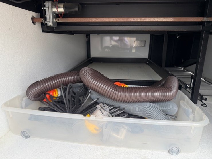 #1339-•-2011-fleetwood-36j-discovery-rv-/-motorhome-image-37