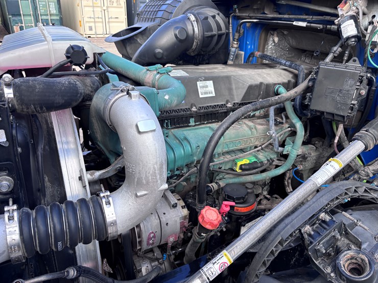 #223-•-2014-volvo-image-17