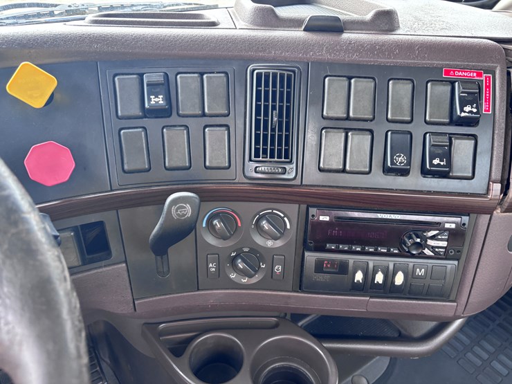 #210-•-2015-volvo-image-11