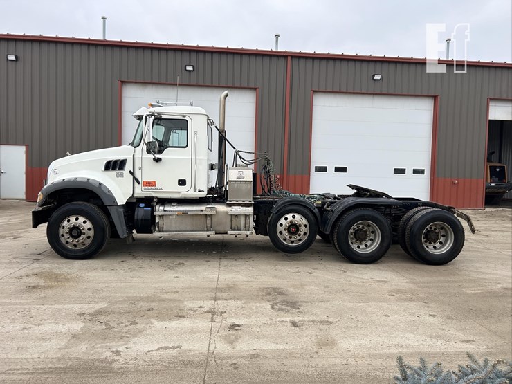 2017-mack-granite-gu713-image-8