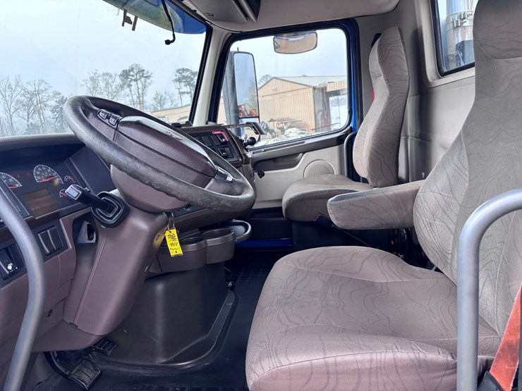 #210-•-2015-volvo-image-9