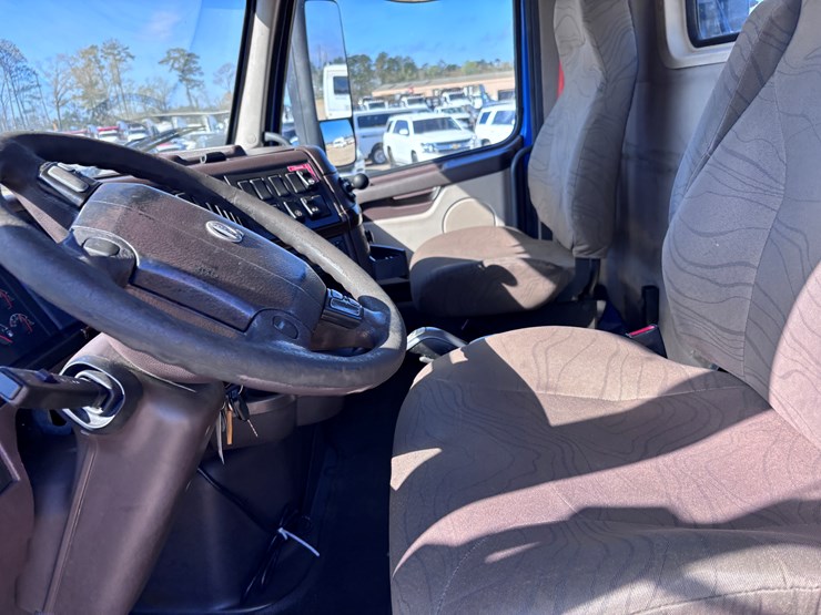 2015-volvo-vnl42t300-image-10