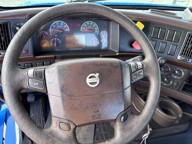 #223-•-2014-volvo-image-14